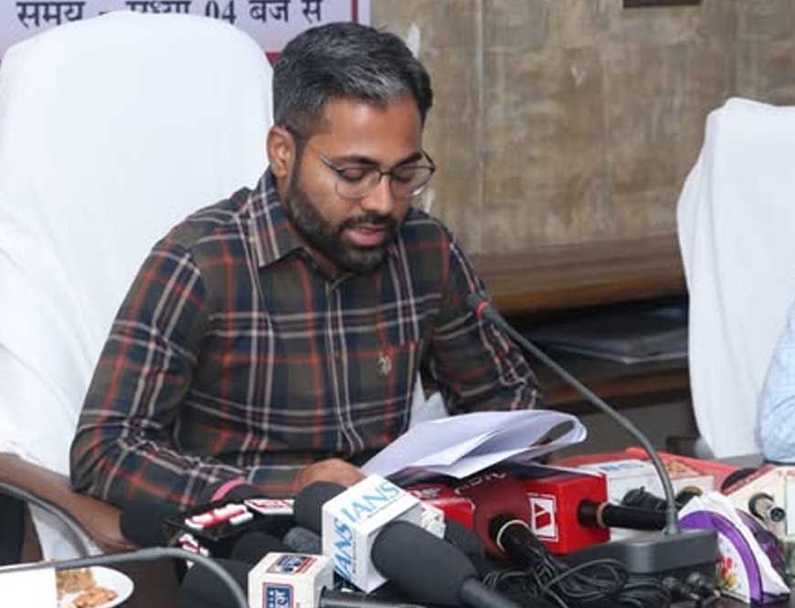 उत्तर बस्तर कांकेर : कलेक्टर ने लंबित कार्यों को जल्द से जल्द पूर्ण करने अधिकारियों को दिए निर्देश