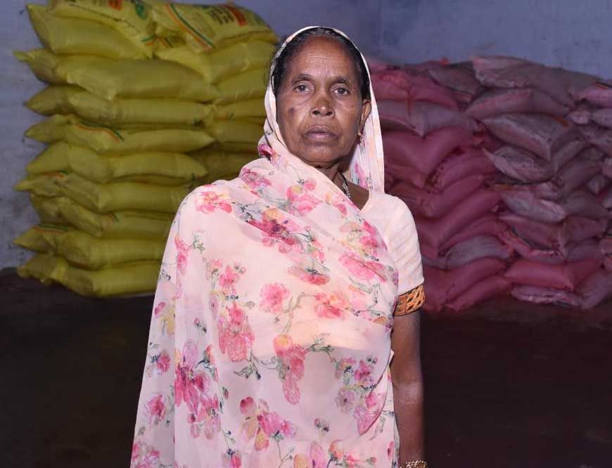 पर्याप्त मात्रा में किसानों को मिल रहा खाद एवं बीज
