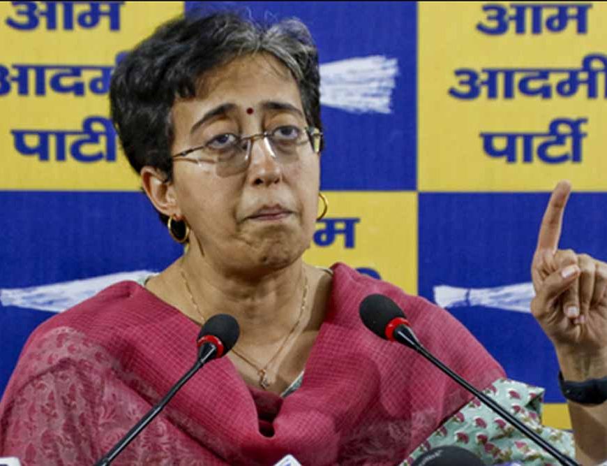 दिल्ली सरकार के फैसले पर बरसीं आतिशी, कहा– तुगलकी फरमान से मिडिल क्लास परेशान