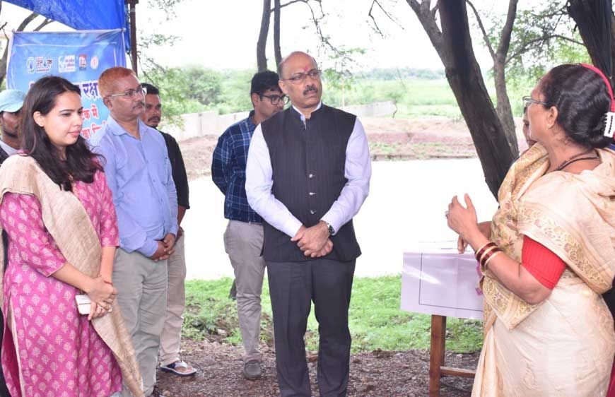 रायपुर : भारत सरकार के अतिरिक्त सचिव ग्रामीण विकास मंत्रालय ने राजनांदगांव में आजीविका, जल संरक्षण और उद्यमिता कार्यों का किया निरीक्षण