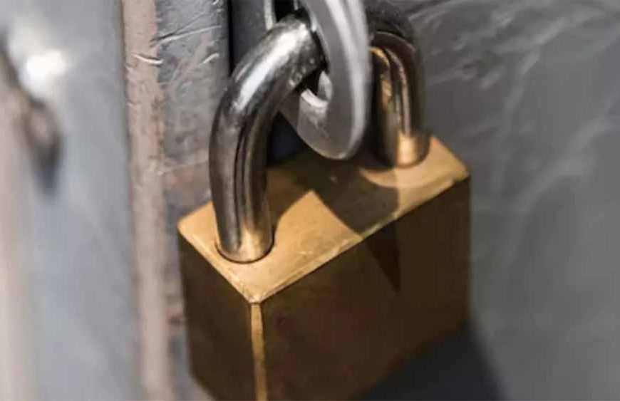 किराया नहीं बढ़ाया तो मकान मालिक ने स्कूल में जड़ा ताला, बच्चों को लौटाया गया