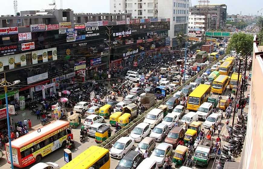 शहर में ट्रैफिक व्यवस्था बदहाल, हाईकोर्ट ने सख्ती दिखाई, कलेक्टर, पुलिस कमिश्नर और निगमायुक्त को हाजिर होने को कहा