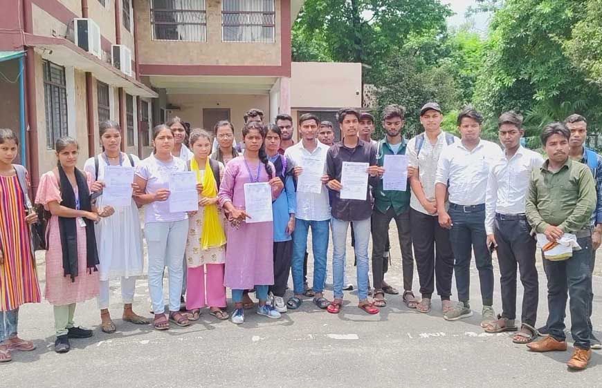 सैकड़ो की संख्या में अनुसूचित जाति जनजाति युवा छात्र संगठन के लोगों ने पुलिस अधीक्षक कार्यालय पहुंचकर सौंपा ज्ञापन