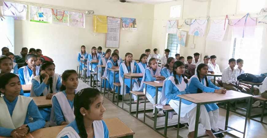 विभिन्न विद्यालयों में विधिक जागरूकता शिविर का किया गया आयोजन