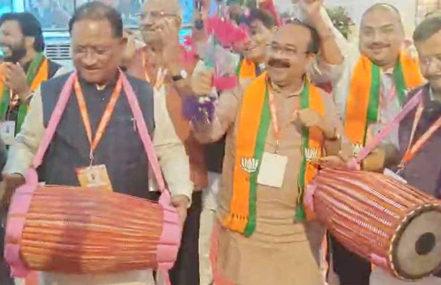 छत्तीसगढ़ी लोकगीतों पर थिरके भाजपा सांसद-विधायक, सीएम साय और प्रदेश प्रभारी नबीन ने बजाया मांदर
