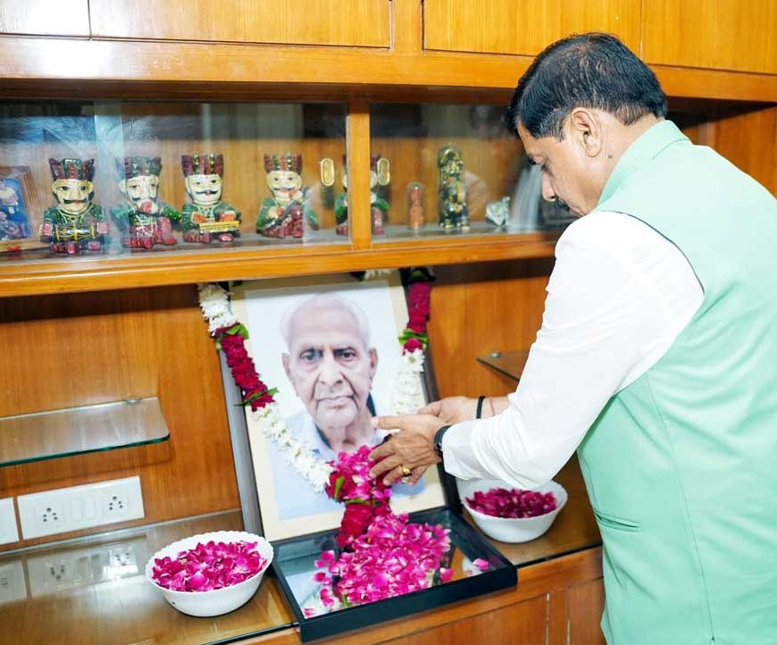 मुख्यमंत्री डॉ. यादव ने जोधपुर में रेल मंत्री वैष्णव के पिता को श्रद्धांजलि अर्पित की