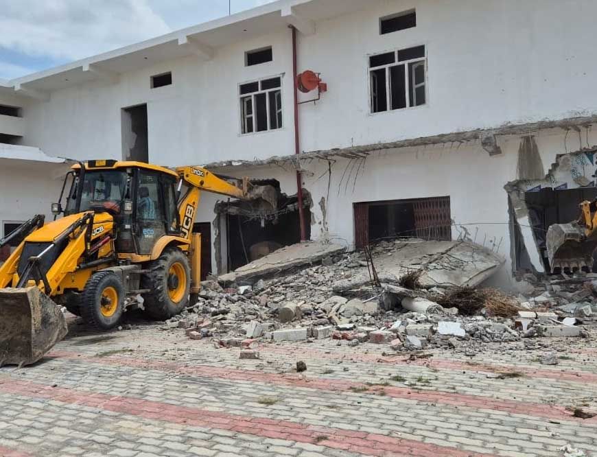 छांगुर बाबा पर बुलडोजर का तीसरा दिन, इतनी मजबूत कोठी कि तोड़ने में आ रहा पसीना