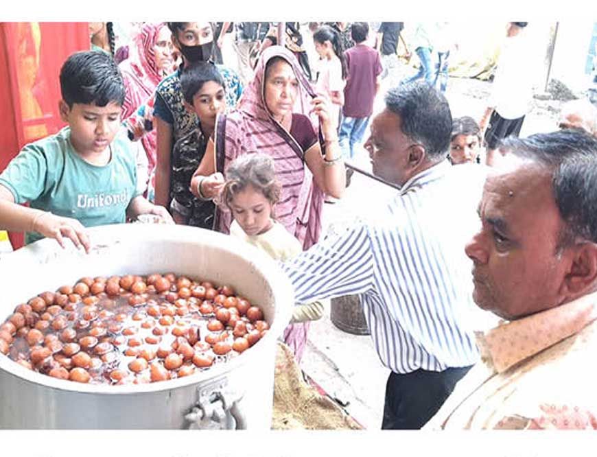 गुरु पूर्णिमा के मौके पर खंडवा में अतिथि देवो भव: की परंपरा निभाई जा रही ,आने वालों के लिए खाना-पीना पूरी तरह से फ्री