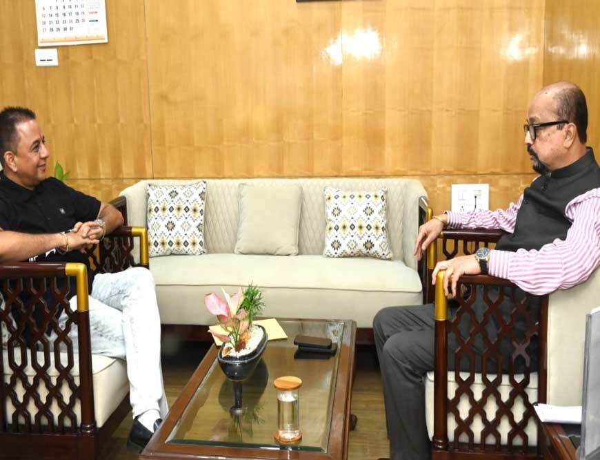 रायपुर : राज्यपाल डेका से हरिभूमि के प्रधान संपादक ने सौजन्य की भेंट