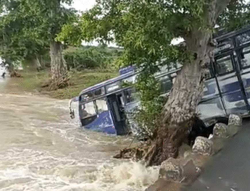दमोह में उफनते नाले से पार कराने की कोशिश में बस अनियंत्रित होकर पुलिया से नीचे लटकी