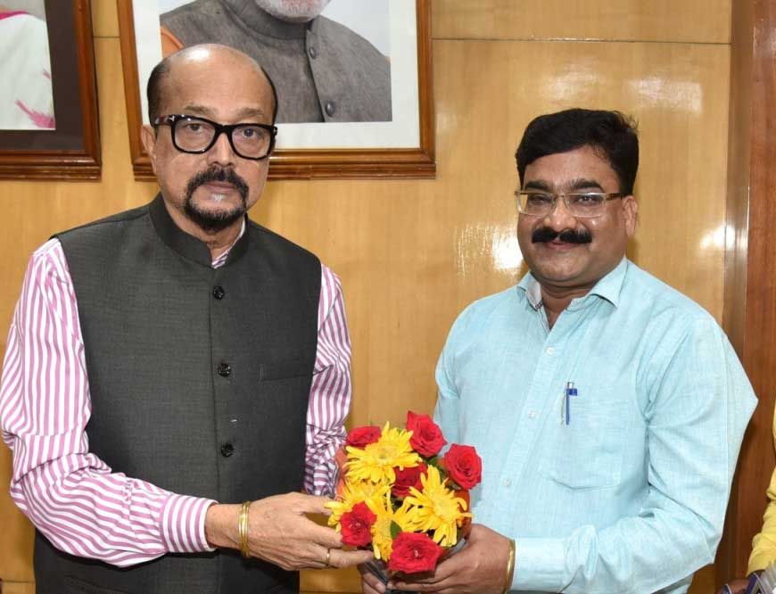 रायपुर : राज्यपाल श्री डेका से गेंड़ी लोक नृत्य कलाकार ने की भेंट