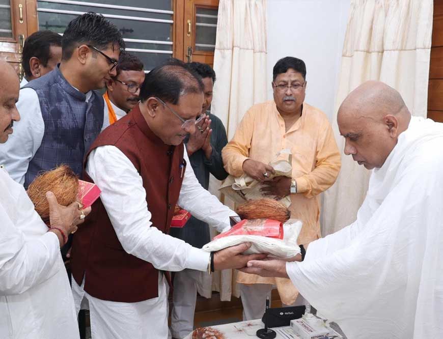 CM साय गुरु पूर्णिमा के अवसर पर रायगढ़ जिले के ग्राम बनोरा स्थित अघोर गुरुपीठ में गुरु दर्शन के लिए पहुंचे