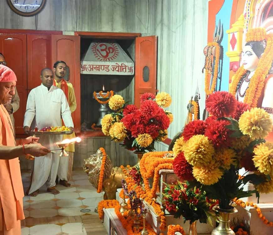 गुरु पूर्णिमा पर CM योगी का विशेष पूजन, गोरखनाथ मंदिर में की महाआरती