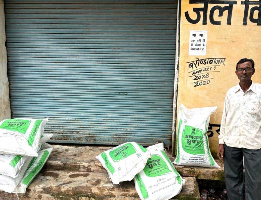 रायपुर : सहकारी समिति बरोंडाबाज़ार में सुगम खाद वितरण व्यवस्था: किसानों ने जताई खुशी