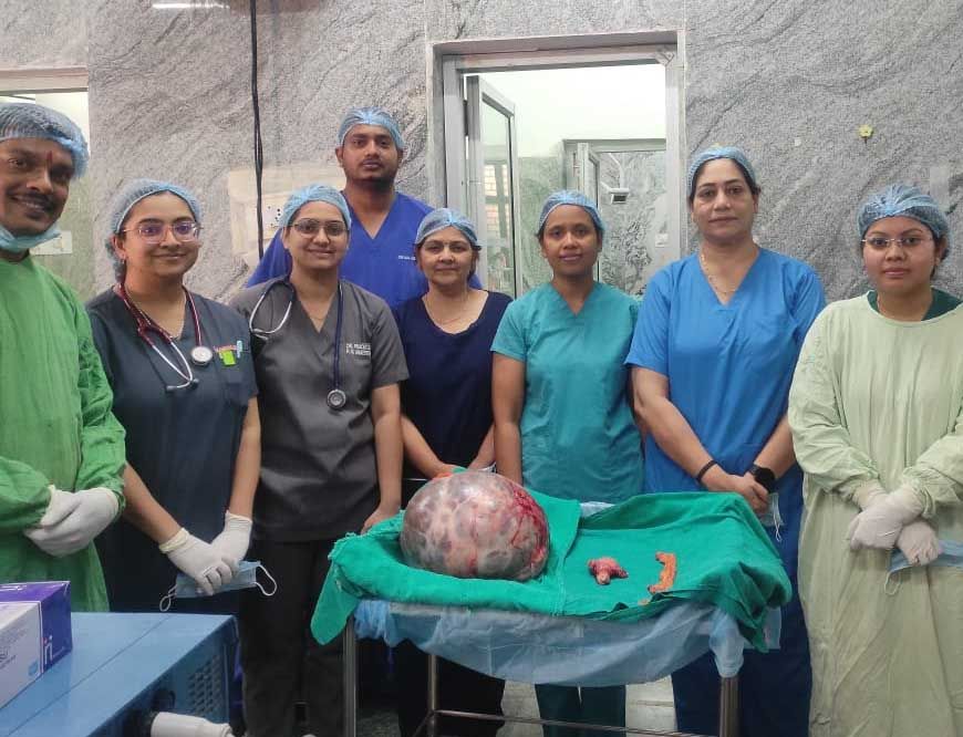 रायपुर : सिम्स में जटिल सर्जरी, 65 वर्षीय महिला के पेट से निकाला गया 10 किलो से अधिक वजन का ट्यूमर