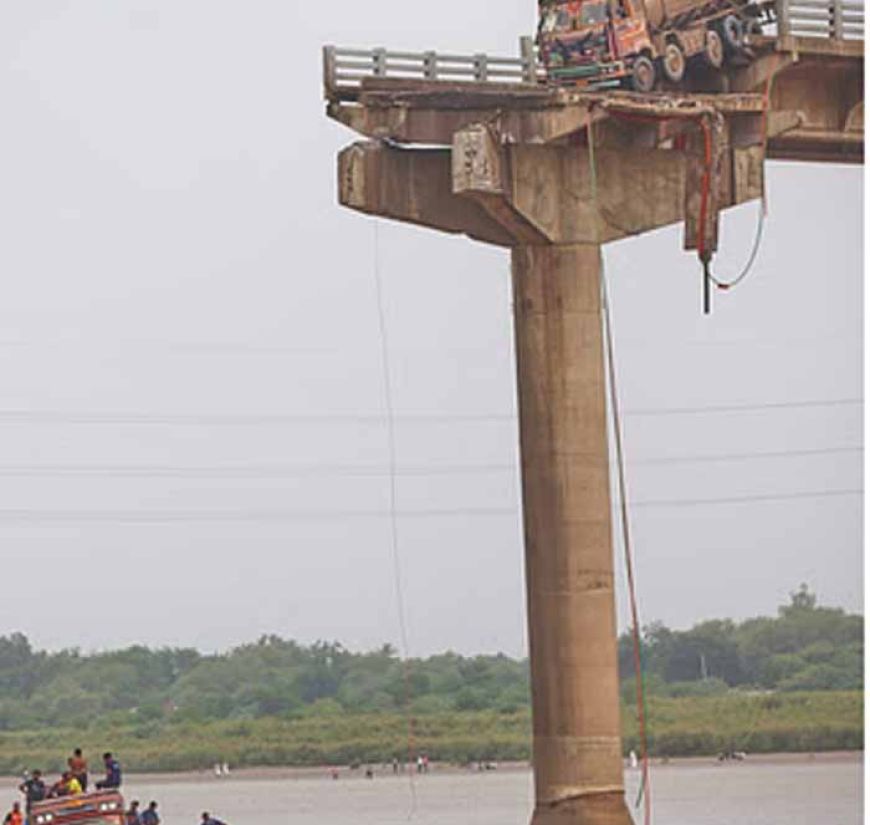 वडोदरा हादसे के बाद बड़ी कार्रवाई, चार इंजीनियर निलंबित, सभी पुलों के निरीक्षण के आदेश