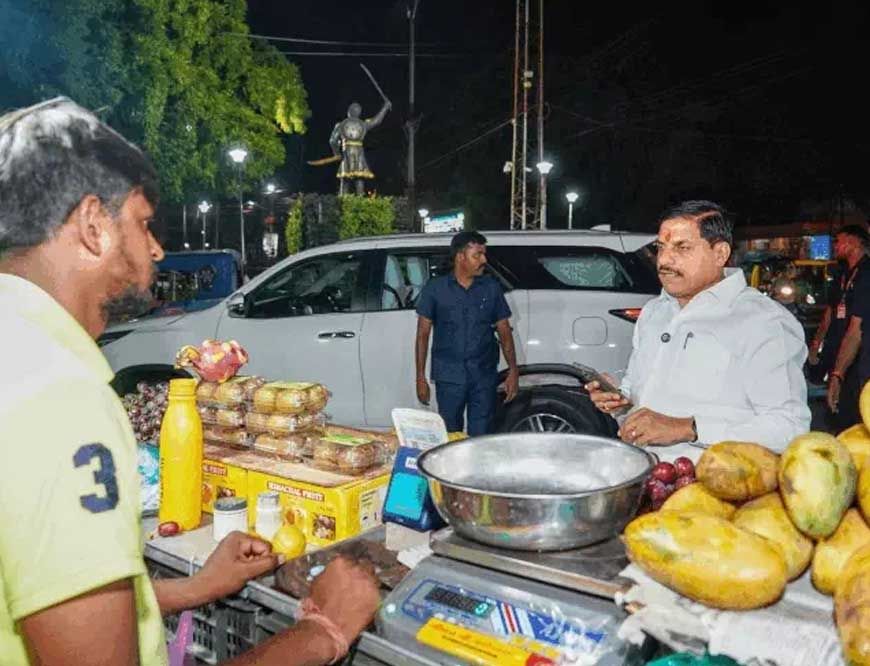 बिना काफिले के अचानक न्यू मार्केट पहुंचे सीएम, खुद खरीदे फल, सिग्नल पर रेड लाइट देखकर रोकी गाड़ी