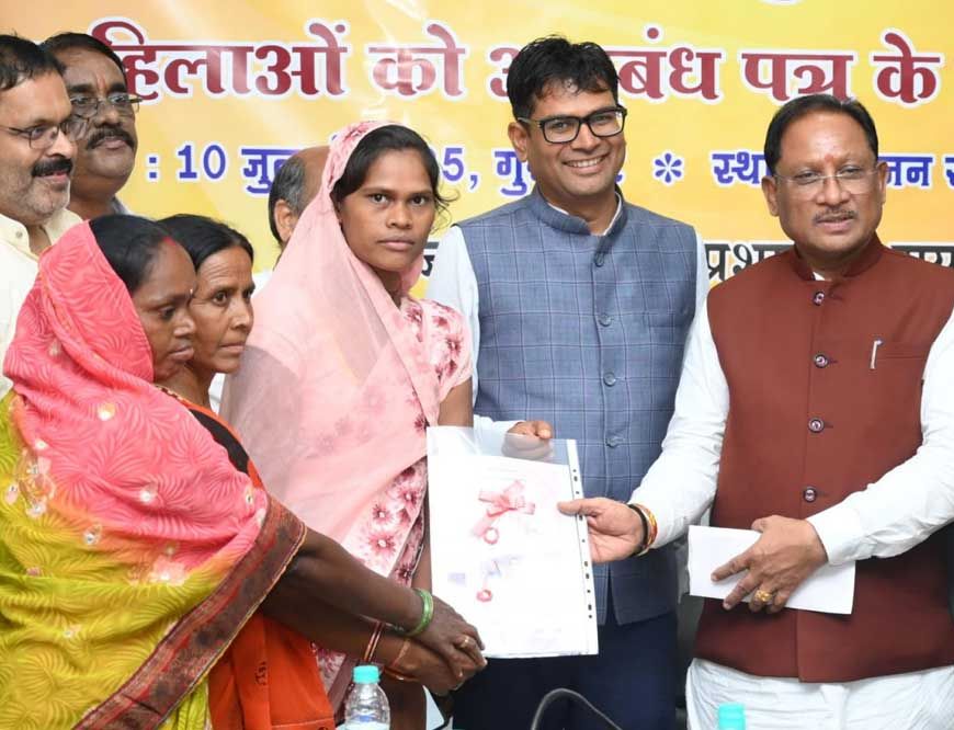 मुख्यमंत्री विष्णुदेव साय ने रेडी टू ईट निर्माण एवं वितरण हेतु रायगढ़ में 10 महिला स्व-सहायता समूहों को सौंपे अनुबंध पत्र