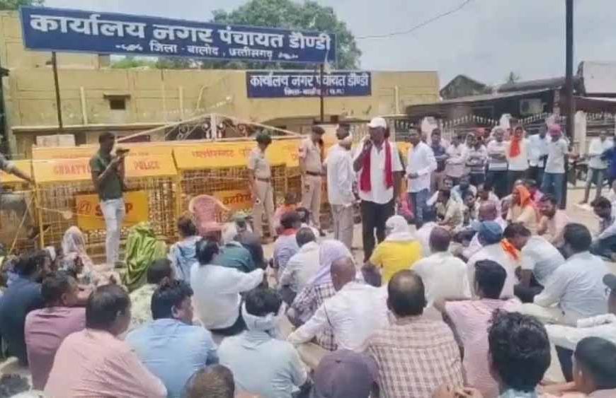 नगर पंचायत के सामने धरने पर बैठे व्यापारी, नगर की समस्याओं को लेकर डौंडी बंद