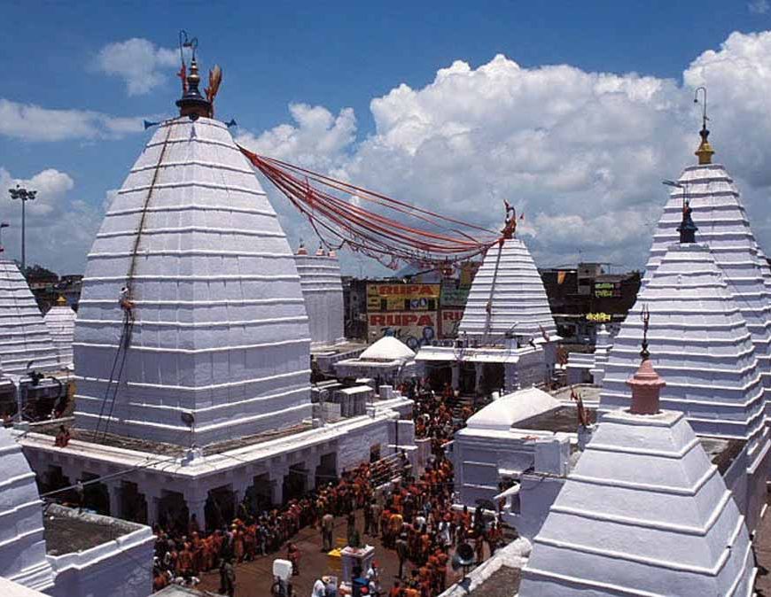 बाबा बैद्यनाथ धाम में सुबह से ही श्रद्धालुओं की भीड़ उमड़ी