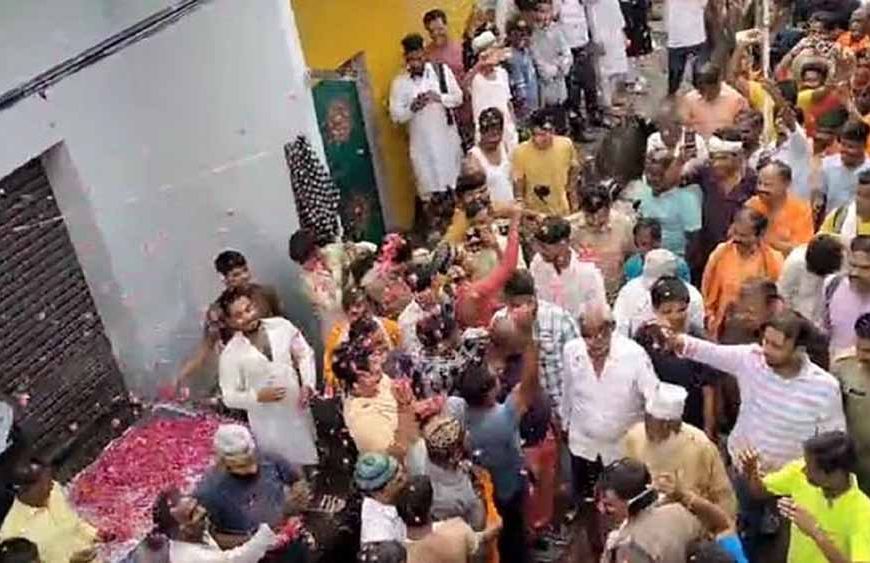 बरेली में दिखी गंगा-जमुनी तहज़ीब, नमाज के बाद मुस्लिमों ने कांवड़ियों पर बरसाए फूल