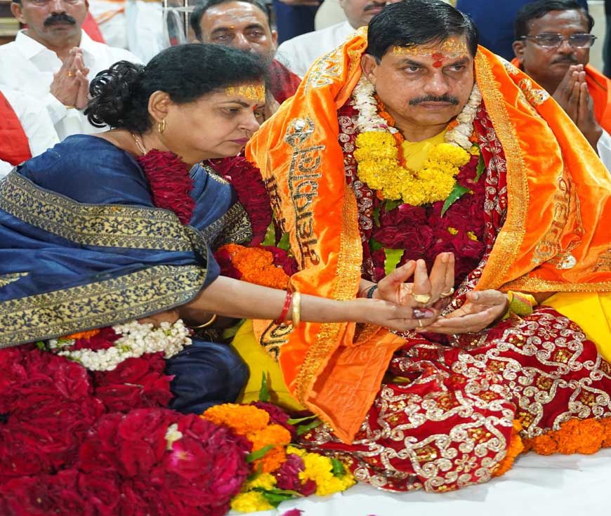 मुख्यमंत्री डॉ. मोहन यादव ने आज सपत्नीक बाबा महाकालेश्वर भगवान की भस्म आरती मे सम्मिलित हुए