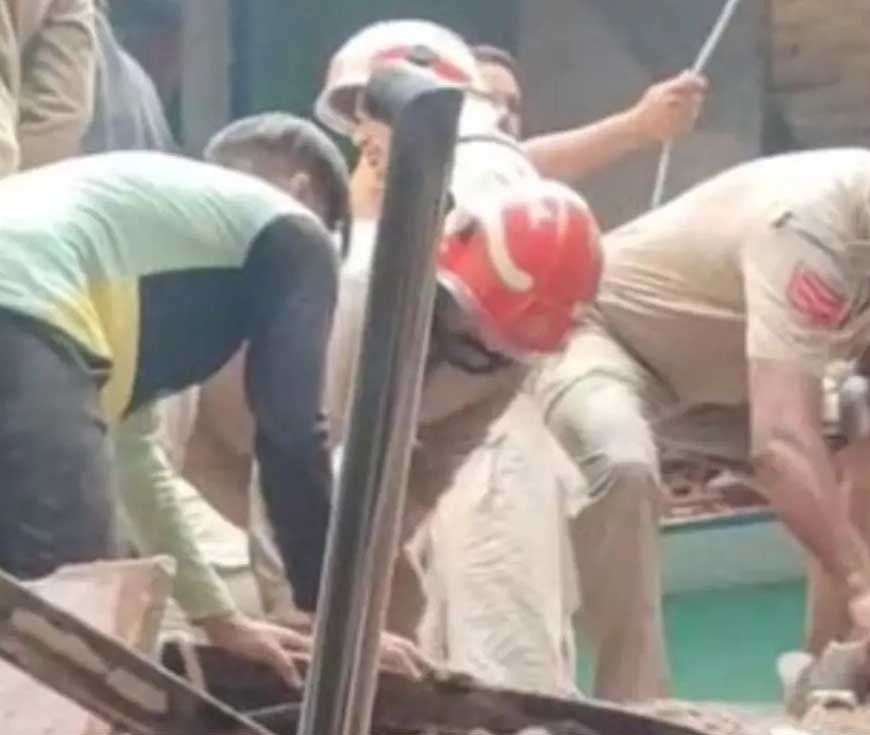 दिल्ली के वेलकम इलाके में चार मंजिला इमारत ढही, मलबे में दबे 4 लोग, रेस्क्यू ऑपरेशन जारी