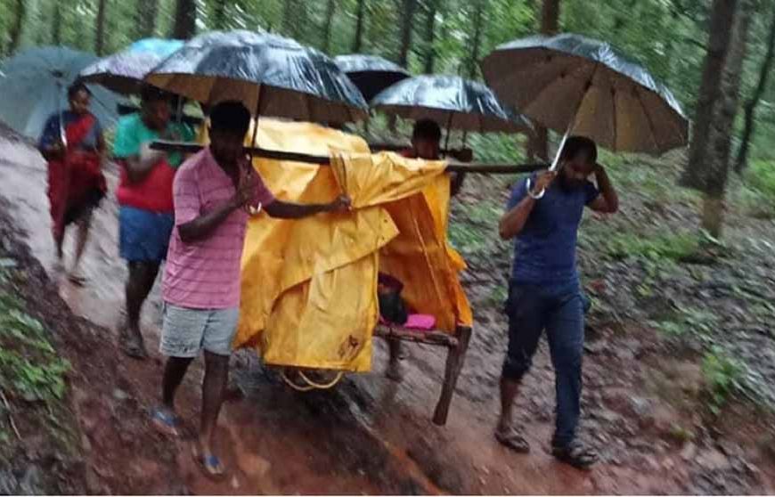 कोरबा में बारिश के दौरान मरीज को खाट पर लिटाकर सात किलोमीटर पैदल चलना पड़ा