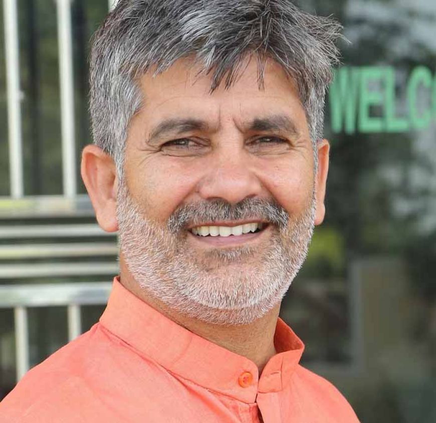 वायरल हुआ RLD विधायक का मस्ताना अंदाज, जनता बोली– 'मोदी जी की सड़क का मजा ले रहे हैं'