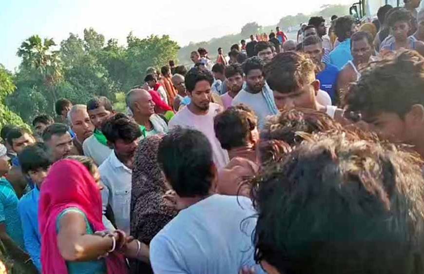पुलिस वाहन की टक्कर से एक युवक की मौत, दूसरा गंभीर, परिजन भड़के