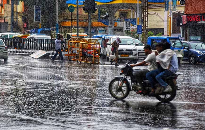 यूपी में बारिश का कहर! चित्रकूट-कानपुर में रिकॉर्ड बरसात, IMD ने जारी की जिलावार चेतावनी