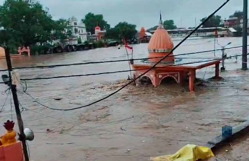 बुंदेलखंड और पूर्वांचल में भारी बारिश का कहर: 13 की मौत, राहत की उम्मीद नहीं