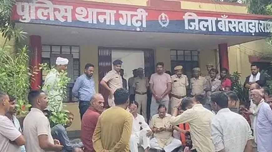डीएसपी के चरणों में झुके भाजपा विधायक, थानाधिकारी पर बरसे गंभीर आरोप