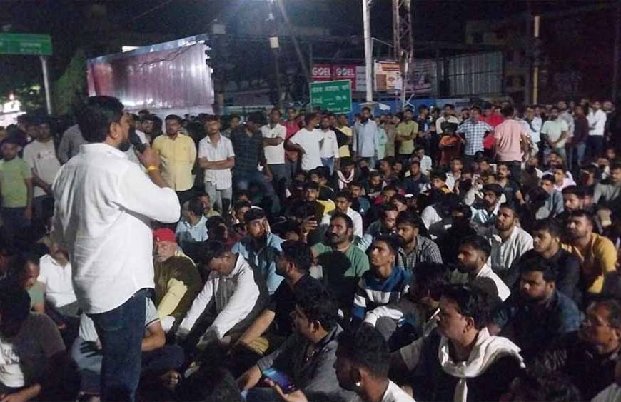 हरदा में करणी सेना का प्रदर्शन उग्र, पुलिस ने आंसू गैस और वाटर कैनन से किया कंट्रोल