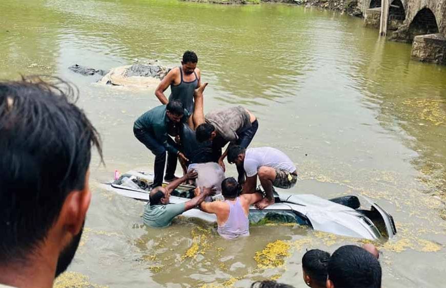 इंदौर-बैतूल हाईवे पर बड़ा हादसा, कार कालीसिंध नदी में गिरी; दो की मौत, दो गंभीर