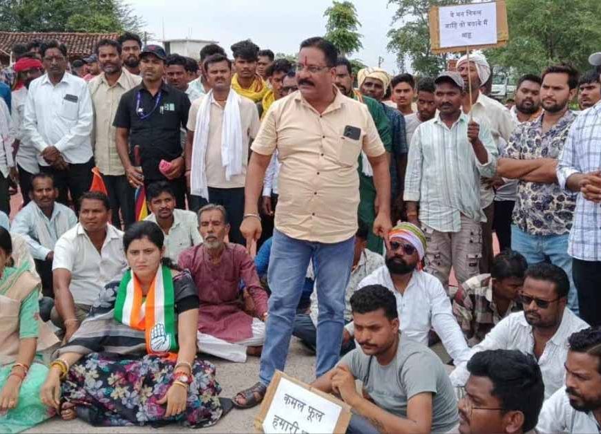 डोंगरगढ़-खैरागढ़ सड़क पर कांग्रेस का चक्काजाम: जहां भाजपा ने किया जाम  अब कांग्रेस का धरना