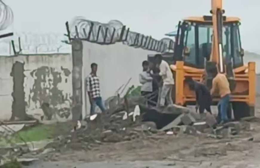 रीवा एयरपोर्ट की बाउंड्रीवॉल पहली बारिश में ढही, 500 करोड़ का प्रोजेक्ट सवालों में