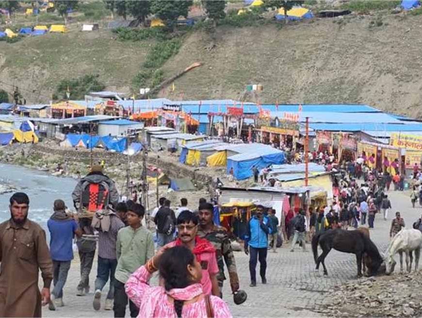 आस्था का महासागर उमड़ा, बच्चों से साधुओं तक हजारों श्रद्धालु पहुंचे दर्शन को