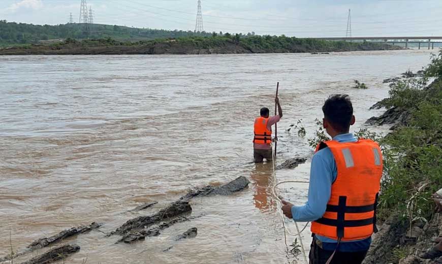 एसडीईआरएफ तथा होमगार्ड की टीम ने सोन नदी में फसे गोवंश को सुरक्षित नदी पार कराया