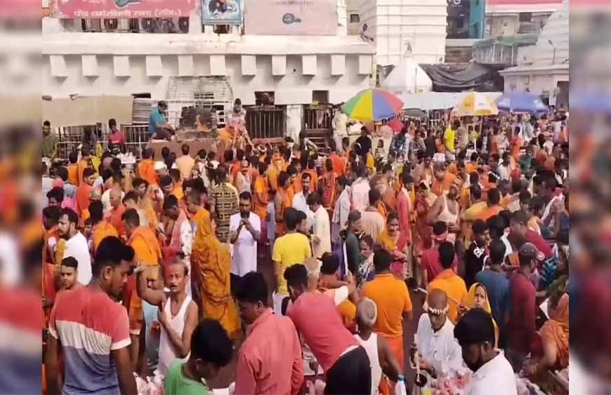 बाबा बैद्यनाथ धाम में उमड़ा श्रद्धालुओं का जनसैलाब, 'बोल बम' के जयकारों से गूंज मंदिर परिसर