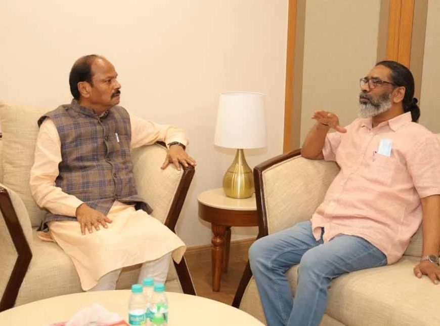 रघुवर दास ने की शिबू सोरेन से मुलाकात, स्वास्थ्य लाभ के लिए बाबा बैद्यनाथ से की प्रार्थना