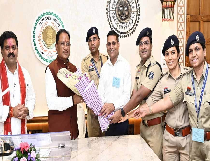 रायपुर : मुख्यमंत्री विष्णु देव साय से राज्य पुलिस सेवा अधिकारियों ने की सौजन्य भेंट