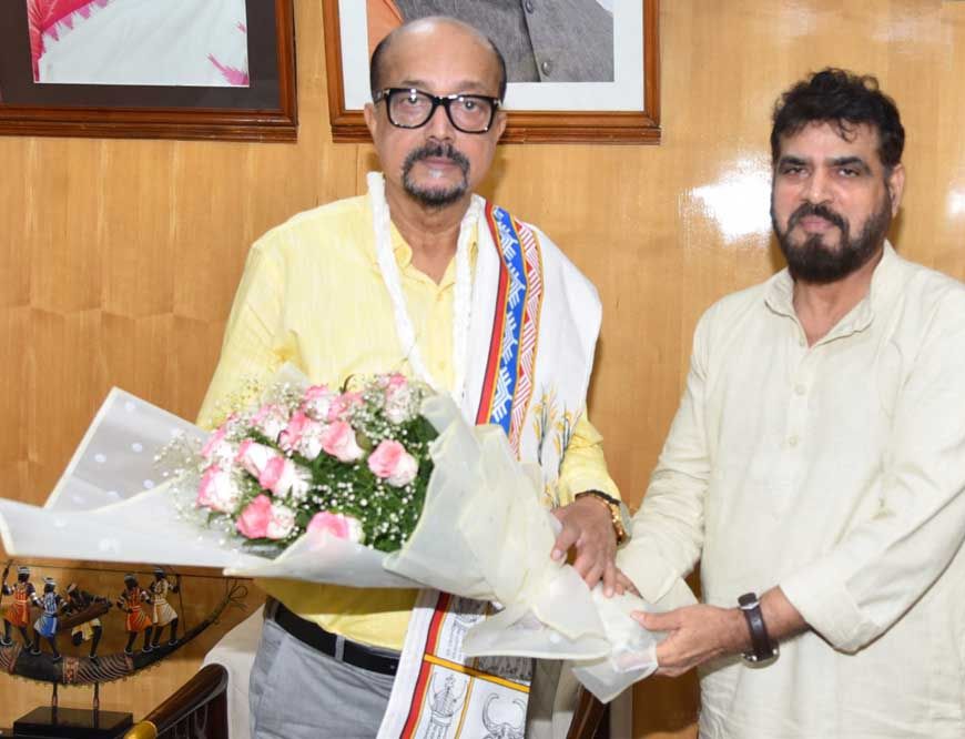 राज्यपाल डेका से छत्तीसगढ़ खादी एवं ग्रामोद्योग बोर्ड के अध्यक्ष ने की सौजन्य भेंट