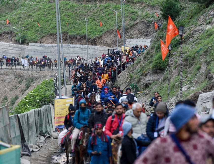 बाबा बर्फानी के दर्शन को उमड़ा श्रद्धालुओं का सैलाब, अब तक 2.20 लाख ने किए दर्शन