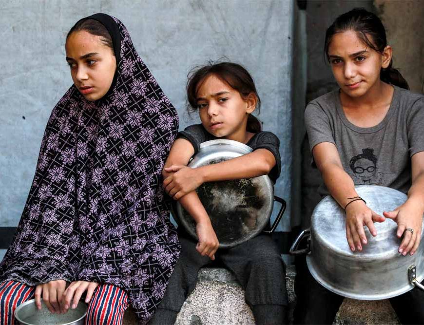 गाजा की भूख की कहानी: खाना बनने से पहले ही लग जाती है लंबी लाइन