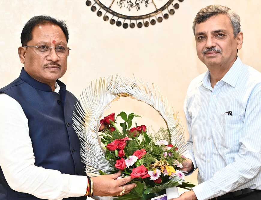 मुख्यमंत्री श्री साय से भारत सरकार में भूमि संसाधन सचिव ने की सौजन्य भेंट