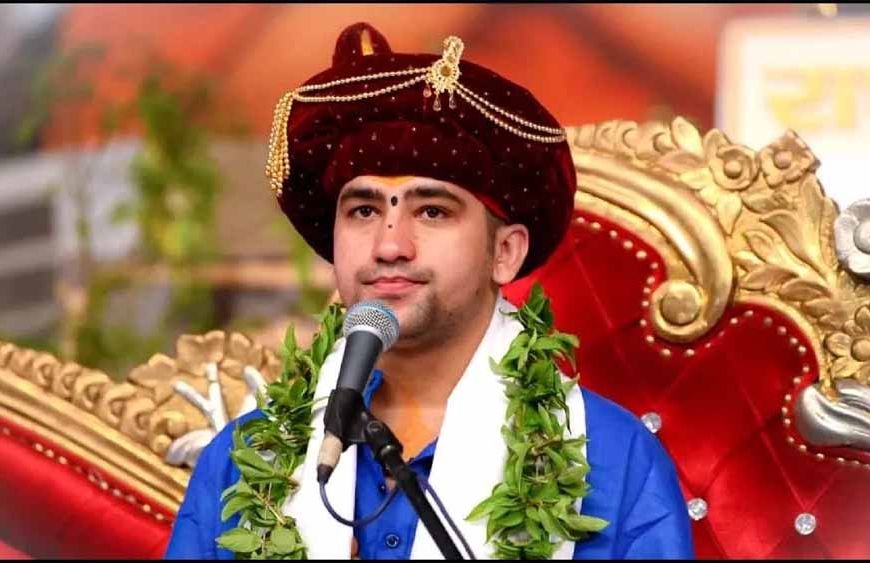 धीरेंद्र शास्त्री की नसीहत: बाबाओं से दूर रहें, केवल सनातन पर रखें आस्था