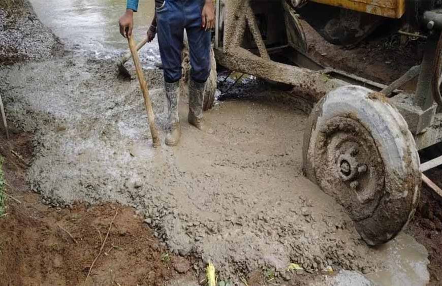 सीसी रोड में घटिया निर्माण का खुलासा: 8 की जगह 4 इंच में हो रही ढलाई, कलेक्टर ने दिए जांच के आदेश