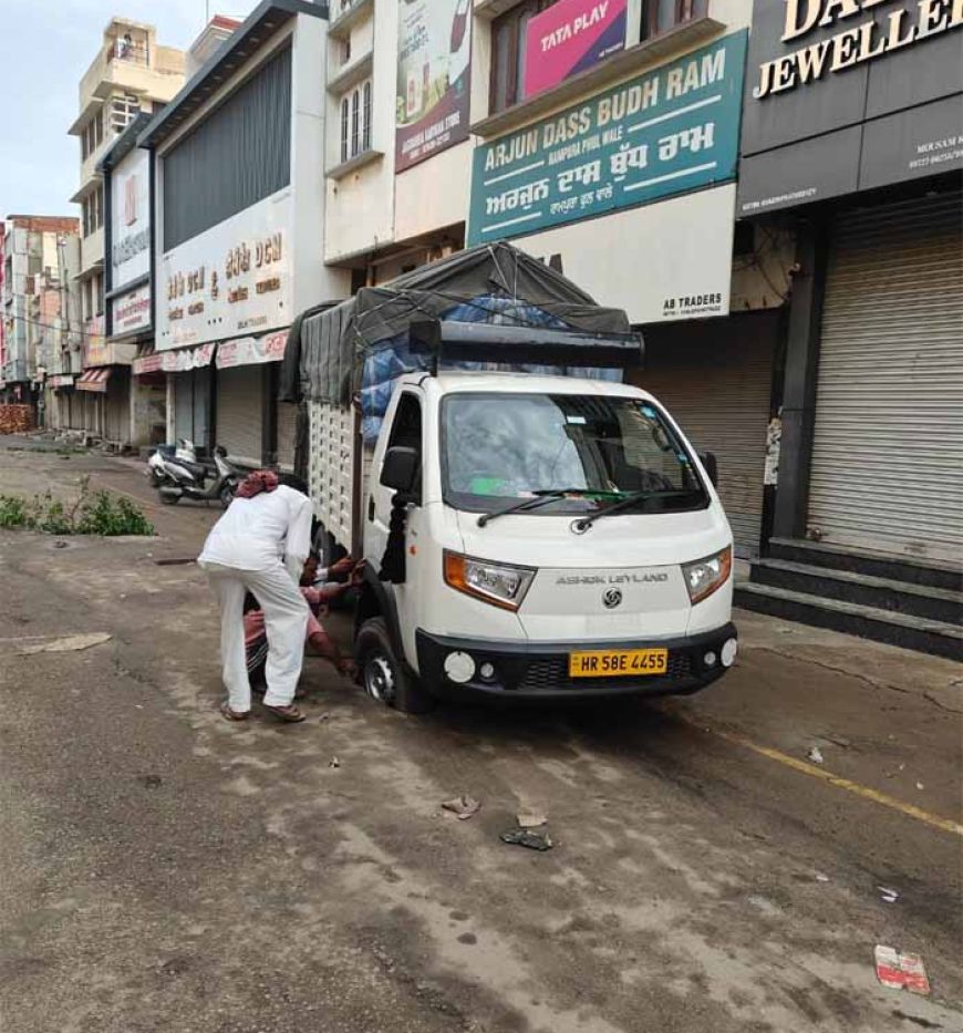 सदर बाजार की जर्जर सड़क पर विवाद, नगर कौंसिल ने गिनाए कारण