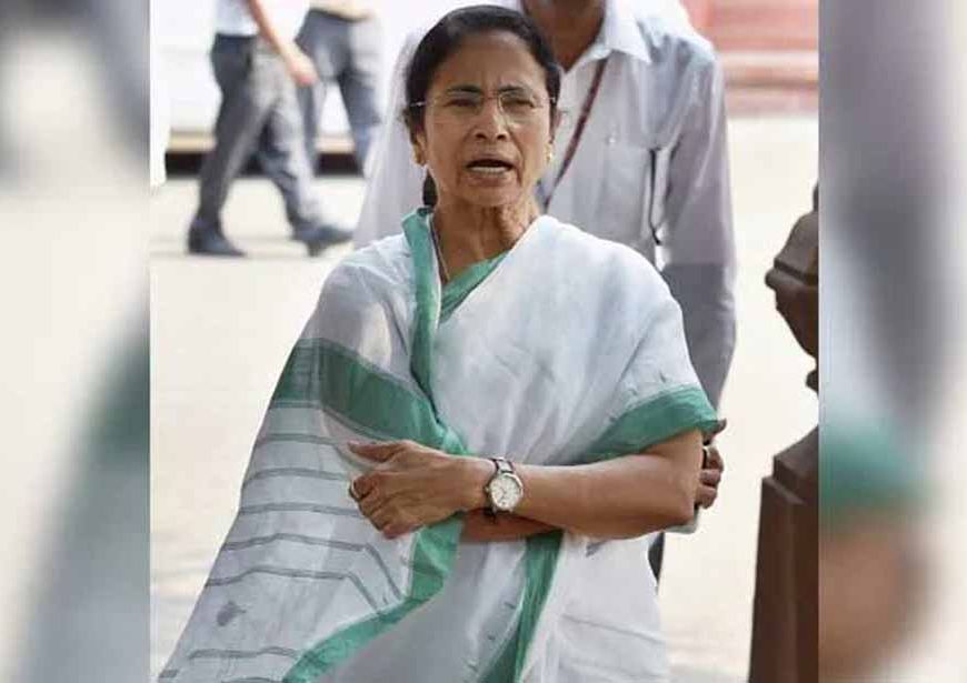 ममता बनर्जी का सड़क पर विरोध: बोलीं- मुझे डिटेनशन सेंटर भेजो